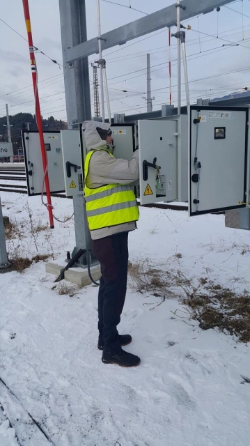 Venkovní a vnitřní, ruční a elektromotorové pohony