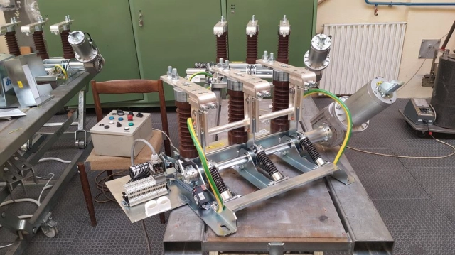 Indoor disconnectors, loadbreak and earthing switches