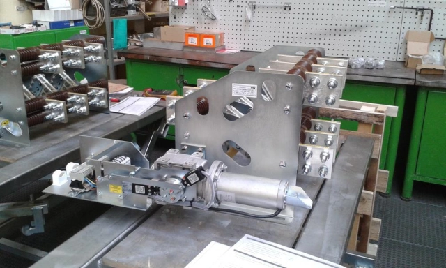 Indoor disconnectors, loadbreak and earthing switches