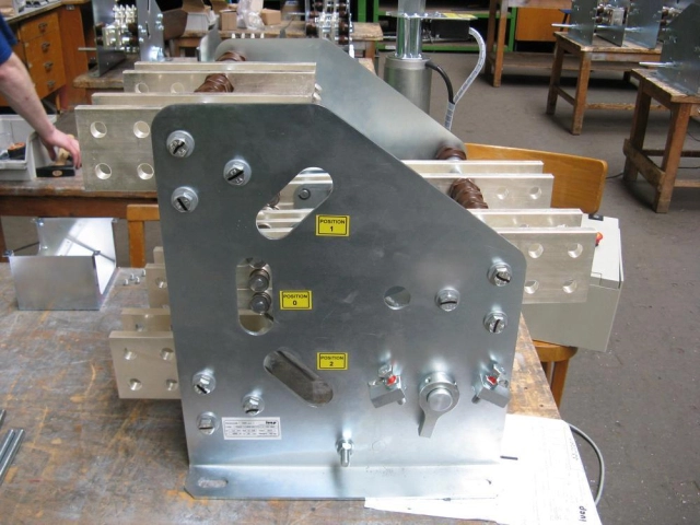 Indoor disconnectors, loadbreak and earthing switches