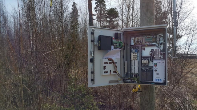 Indoor and outdoor, hand or motor drives