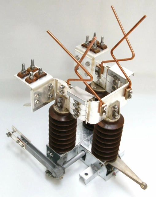 Venkovní, vnitřní trakční odpínače a odpojovače