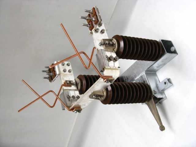 Venkovní, vnitřní trakční odpínače a odpojovače