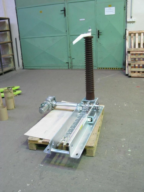 Indoor disconnectors, loadbreak and earthing switches