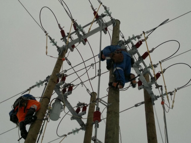 Outdoor loadbreak switches and disconnectors