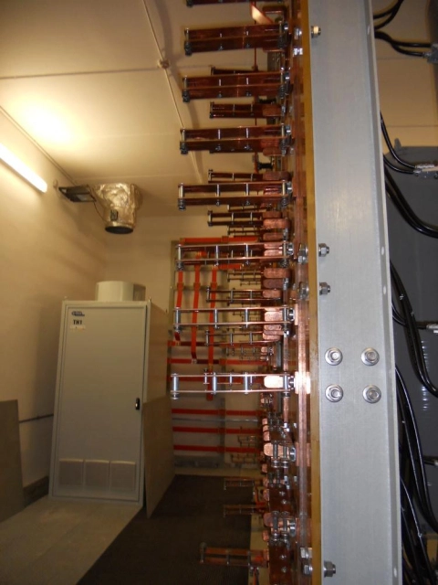 Indoor disconnectors, loadbreak and earthing switches