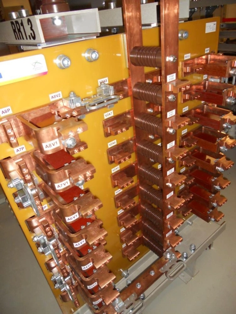 Indoor disconnectors, loadbreak and earthing switches