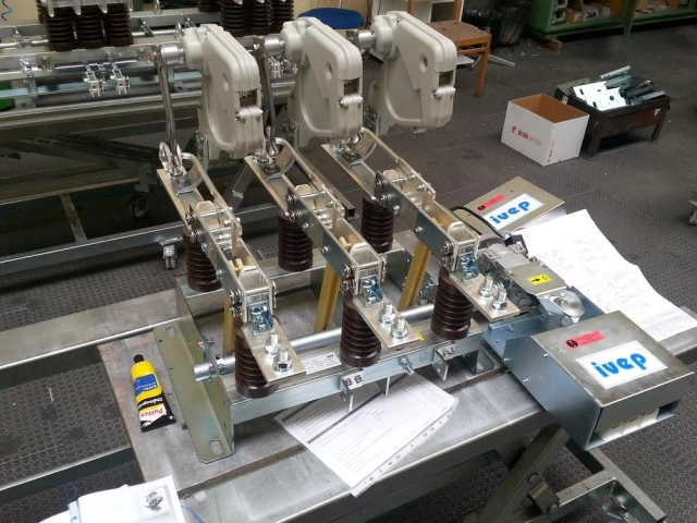 Vnitřní odpojovače, odpínače, zkratovače a uzemňovače