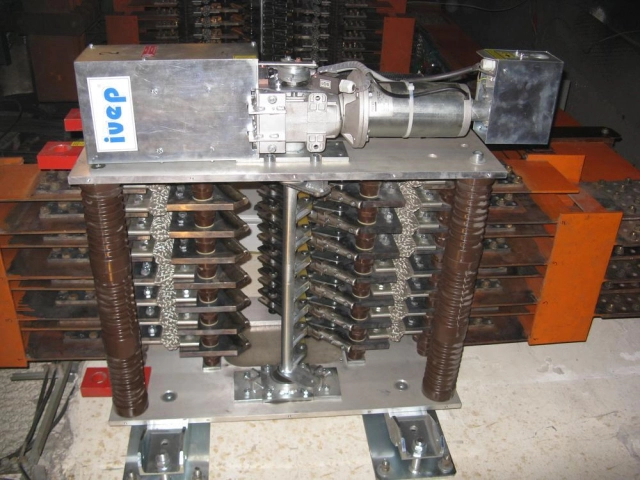 Indoor disconnectors, loadbreak and earthing switches