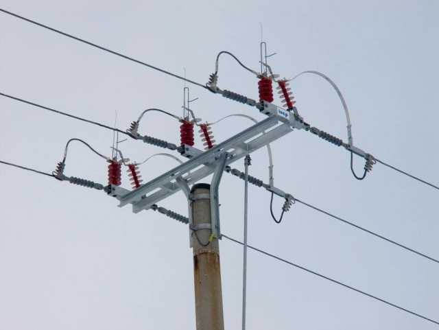 Outdoor loadbreak switches and disconnectors