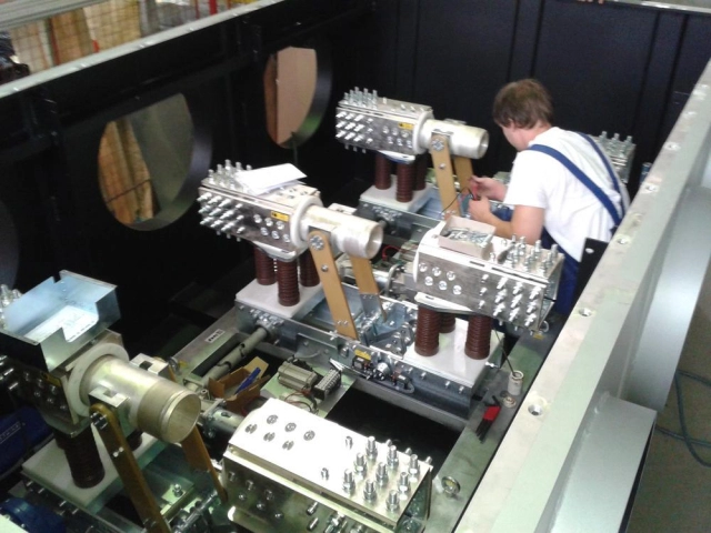 Indoor disconnectors, loadbreak and earthing switches