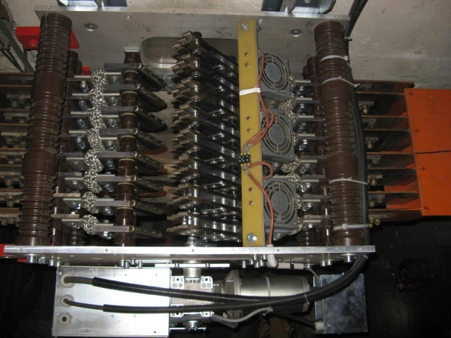 Indoor disconnectors, loadbreak and earthing switches