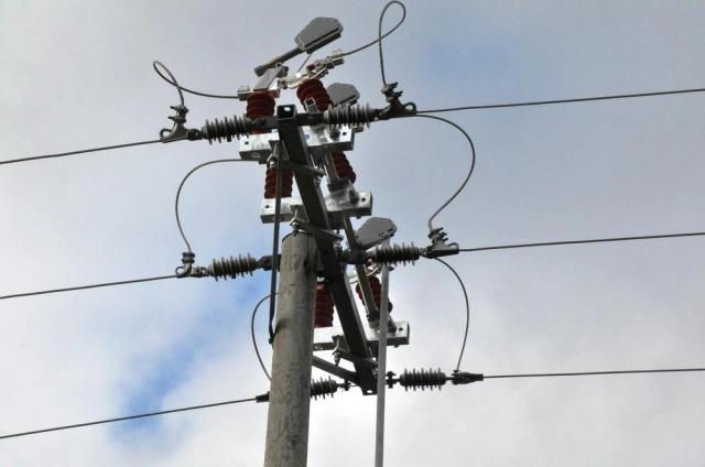 Outdoor loadbreak switches and disconnectors