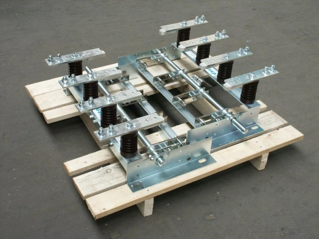 Indoor disconnectors, loadbreak and earthing switches