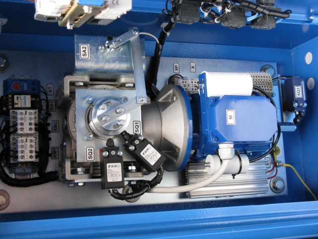 Indoor and outdoor, hand or motor drives