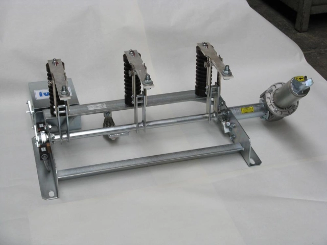 Indoor disconnectors, loadbreak and earthing switches