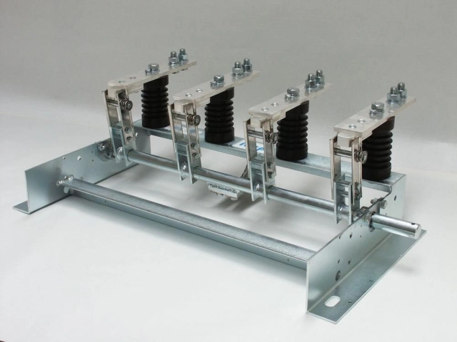 Indoor disconnectors, loadbreak and earthing switches