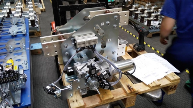 Indoor disconnectors, loadbreak and earthing switches