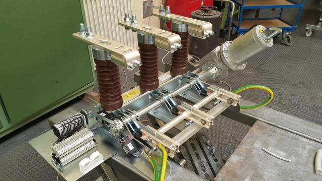 Indoor disconnectors, loadbreak and earthing switches